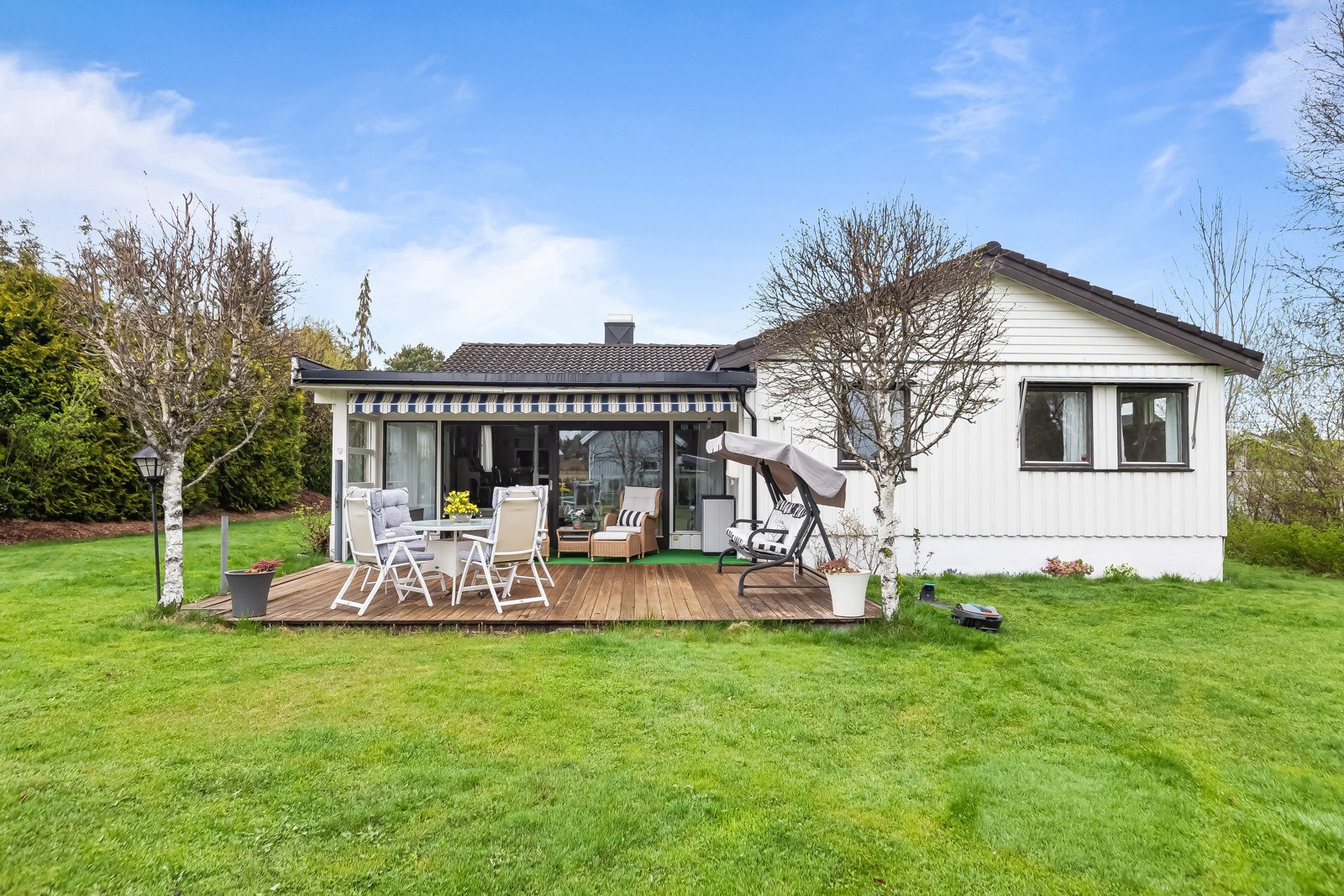 En romslig og sjarmerende enebolig med garasje på stor tomt. Galleribilde