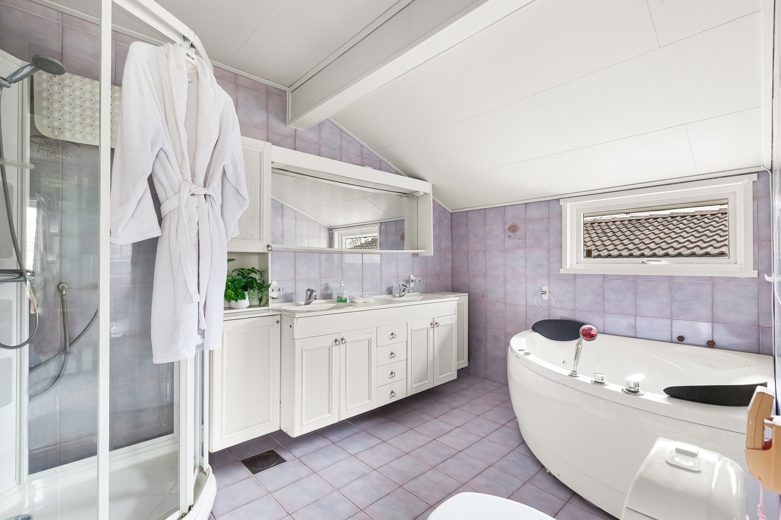 Badet har to servanter, badekar, dusjkabinett og toalett. Galleribilde