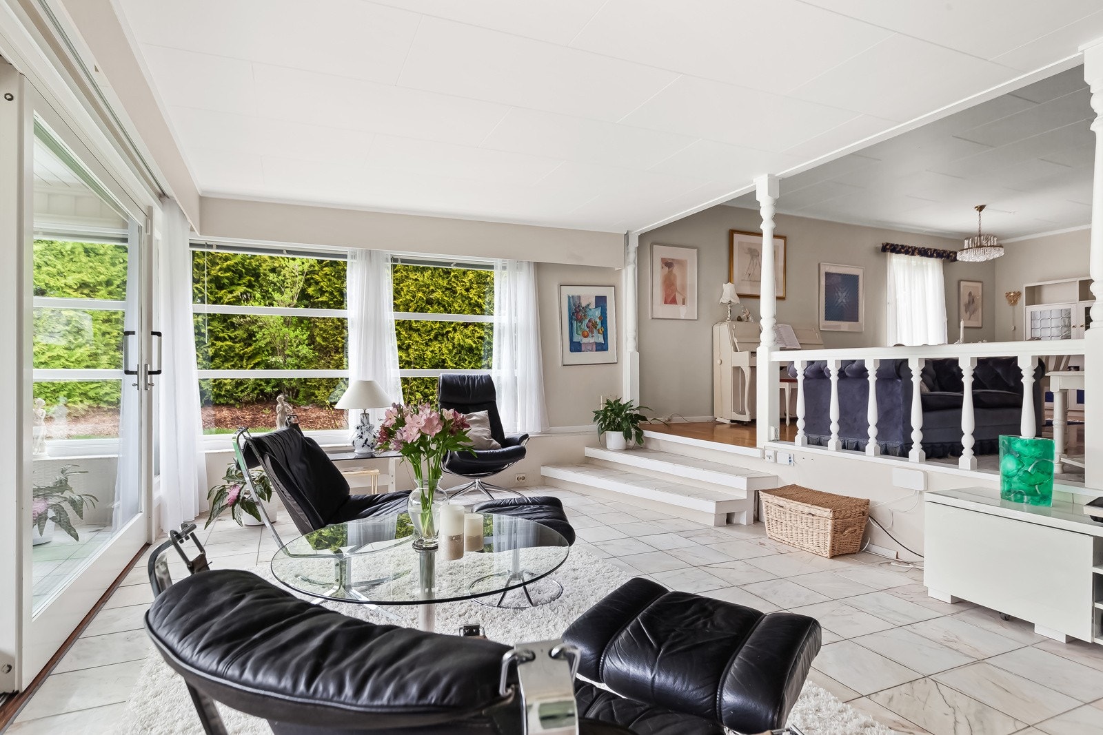 Boligens sosiale sone er stor og innholdsrik, med forskjellige nivåer. Galleribilde