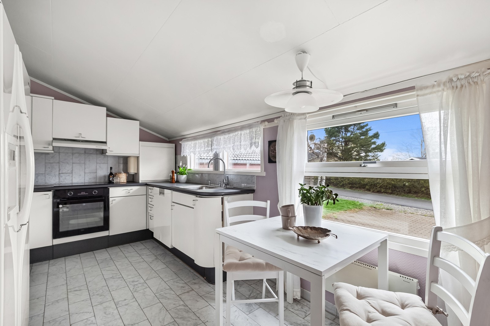 Innredningen er utført med glatte fronter og benkeplaten er av laminat. Galleribilde