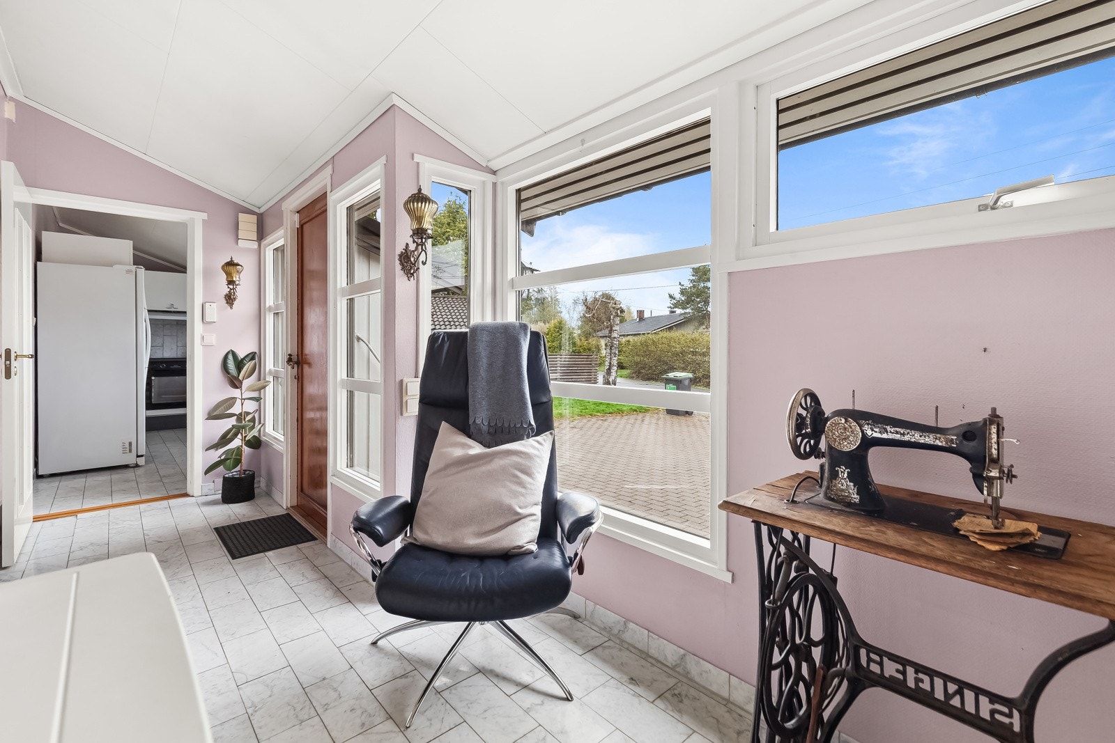 Entreen har varmekabler og garderobe. Galleribilde