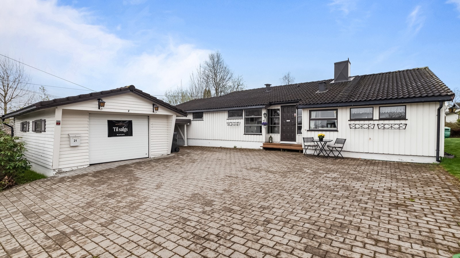 Gode parkeringsmuligheter og garasje med nyere leddport med elektrisk åpner. Galleribilde