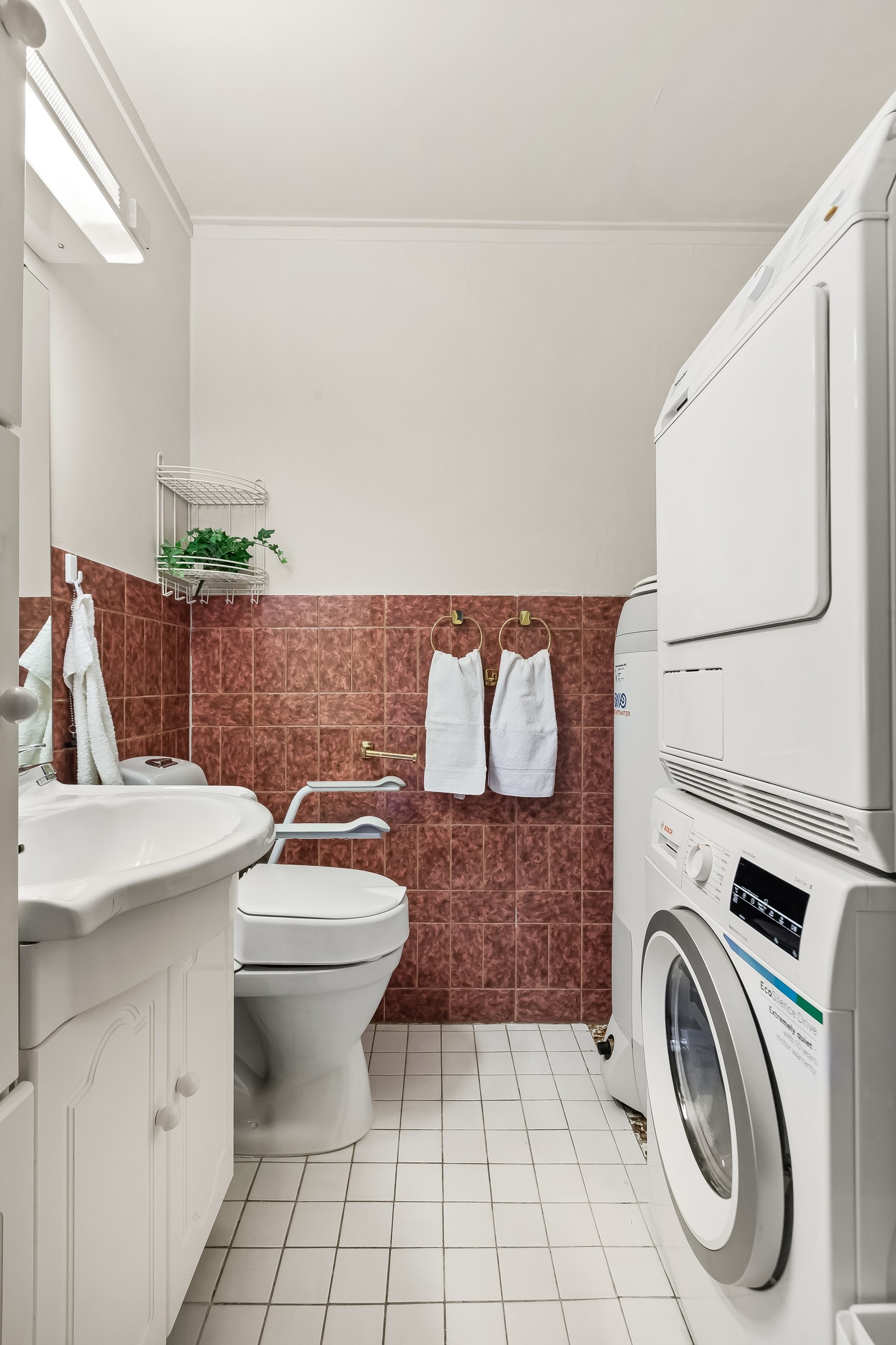 Toalettrom/vaskerom med elektriske varmekabler. Galleribilde