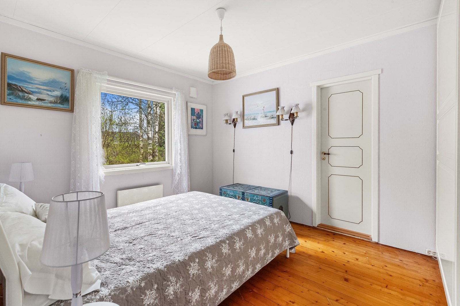 Soverom nr. 4 med garderobeskap og tilgang til bod. Galleribilde