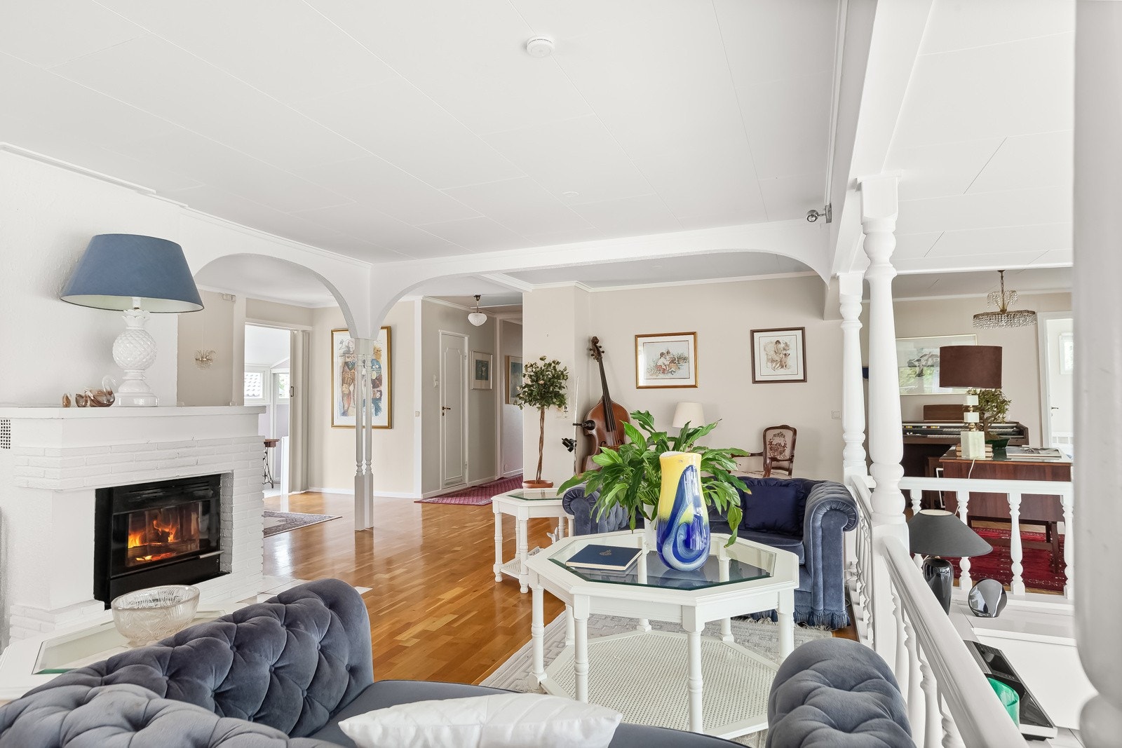 For kjøligere dager er det praktisk med varmepumpe og peis. Galleribilde