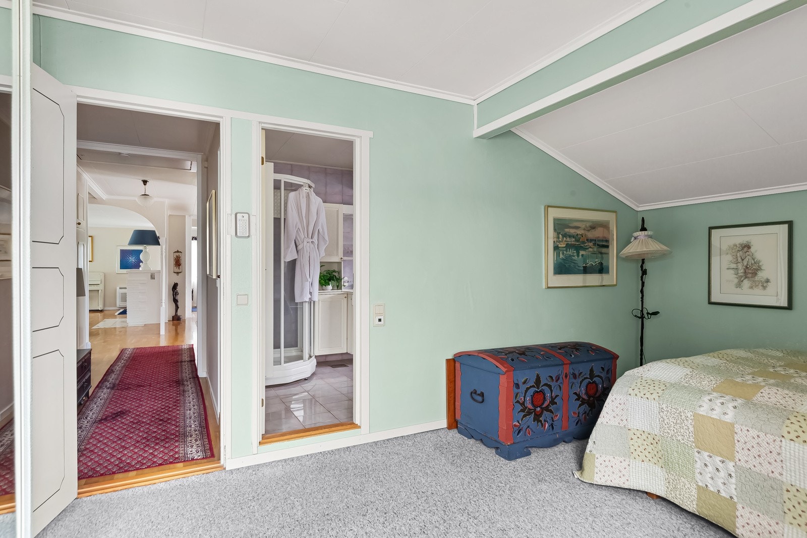 Fra soverommet er det adkomst til badet. Galleribilde