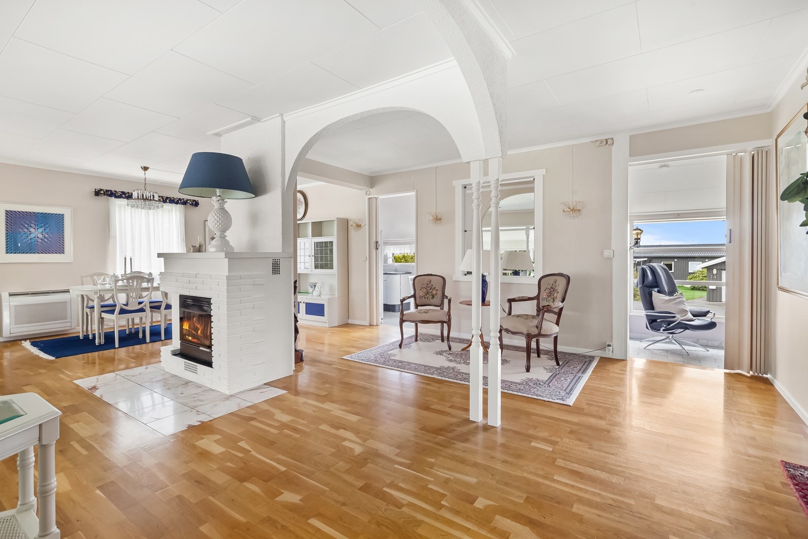 Kjøkkenet ligger godt tilbaketrukket i eget rom. Galleribilde