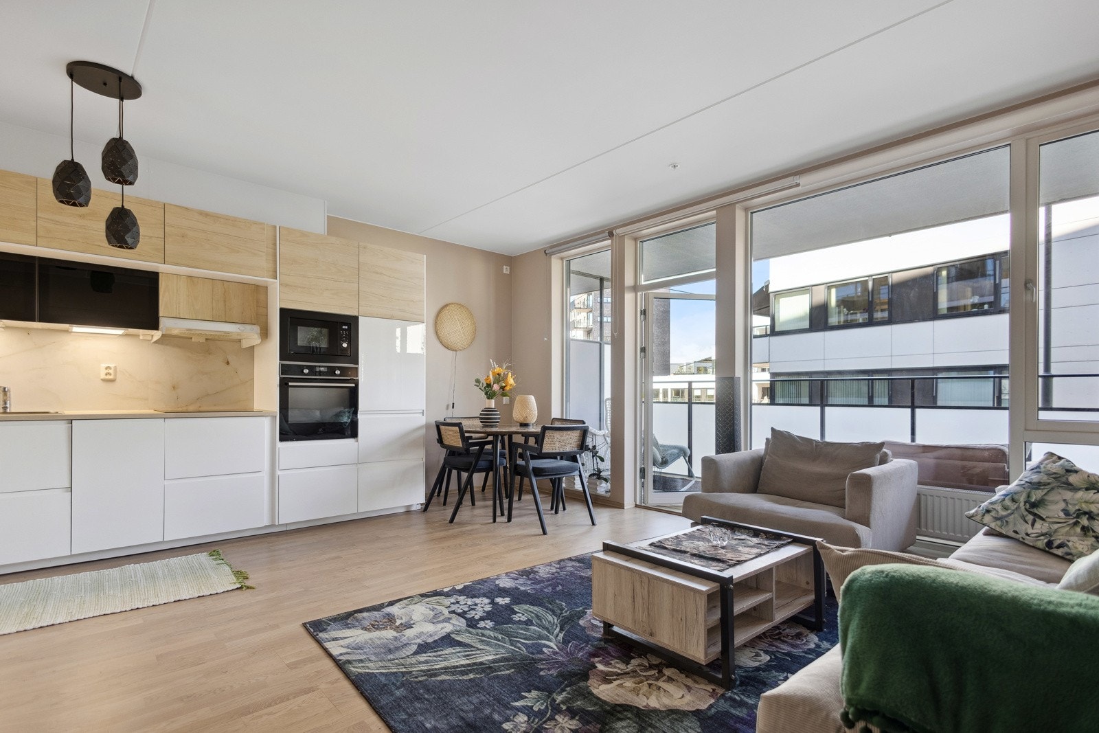 Her er det plass til en hyggelig sittegruppe ved kjøkkenet. Galleribilde