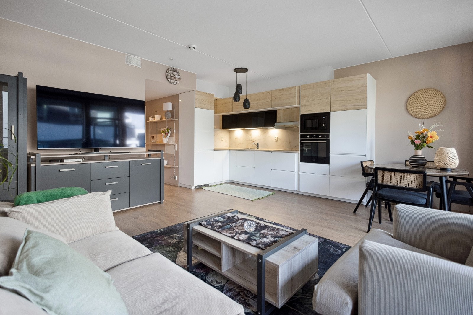 Stor og romslig stuedel med flere møbleringsmuligheter. Galleribilde