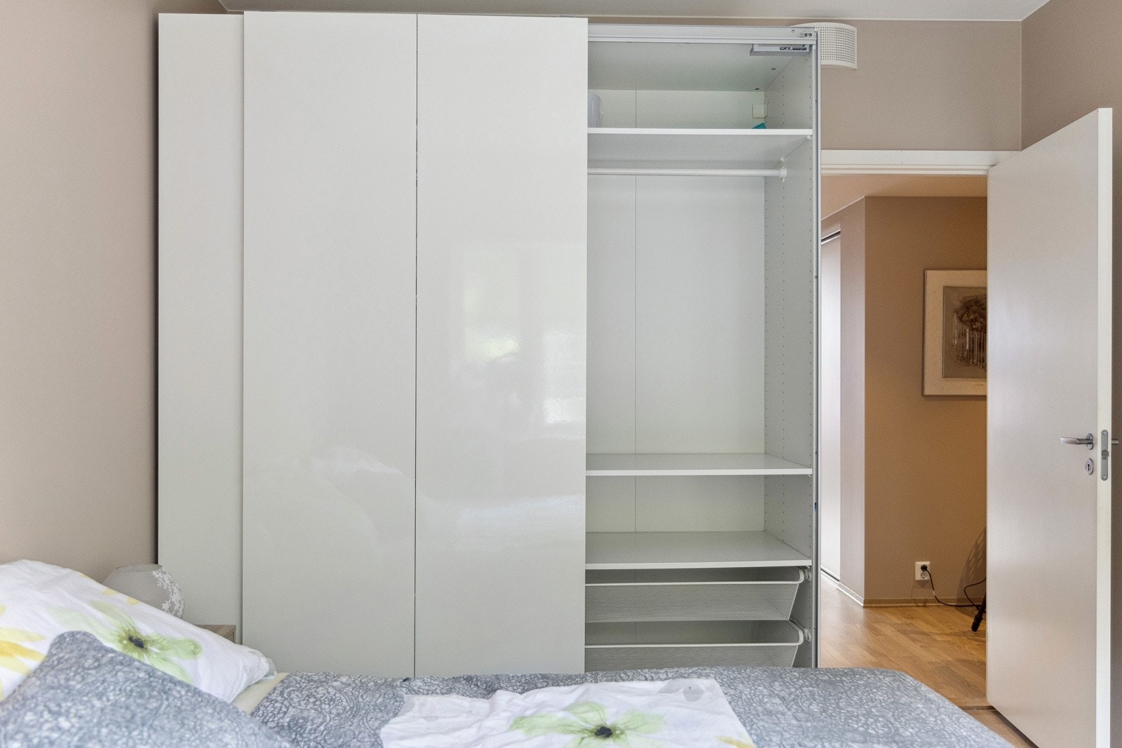 Stort garderobeskap som medfølger. Galleribilde