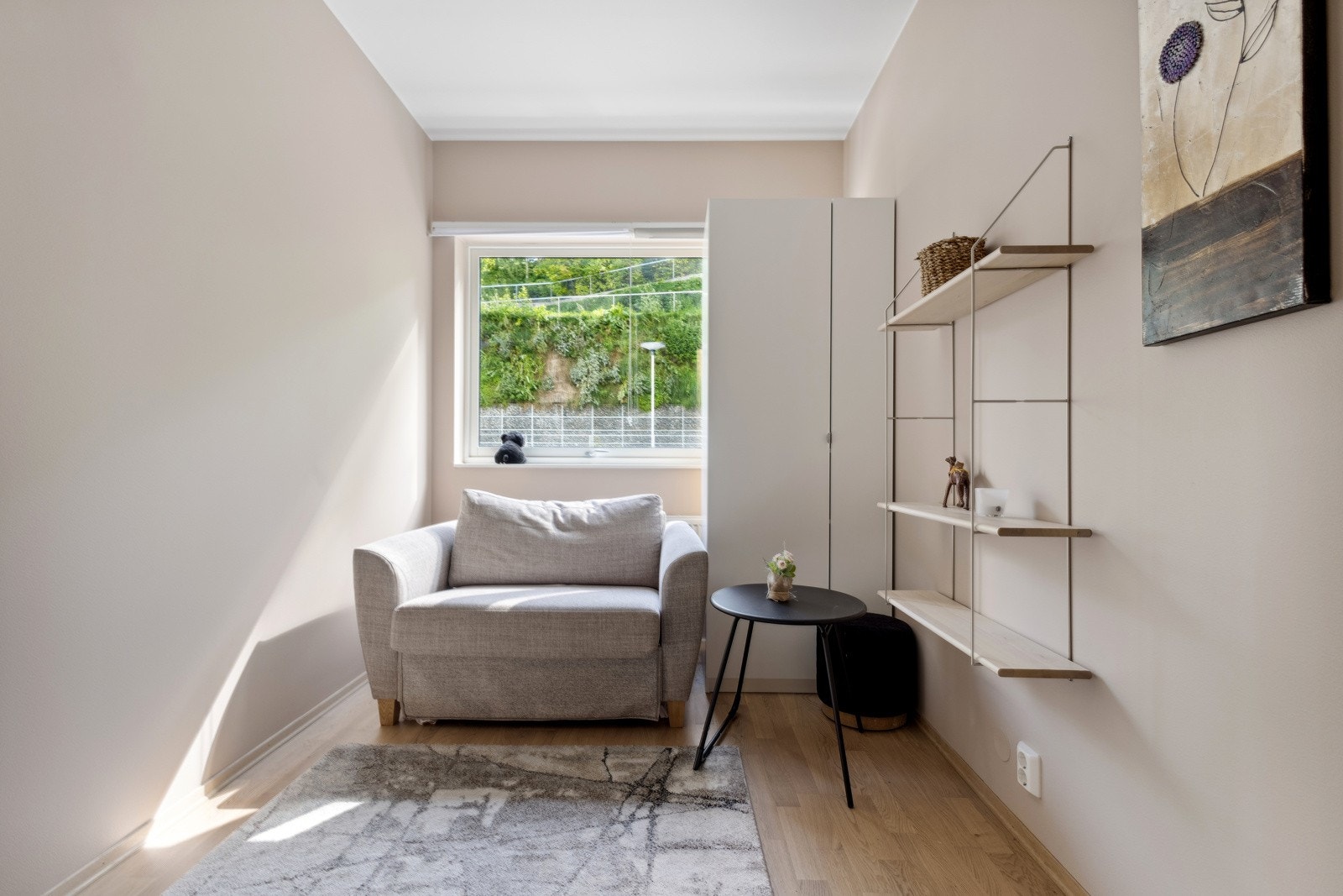 Soverom 3 - Lyst og luftig rom med god plass til seng, nattbord og garderobeløsning. Galleribilde