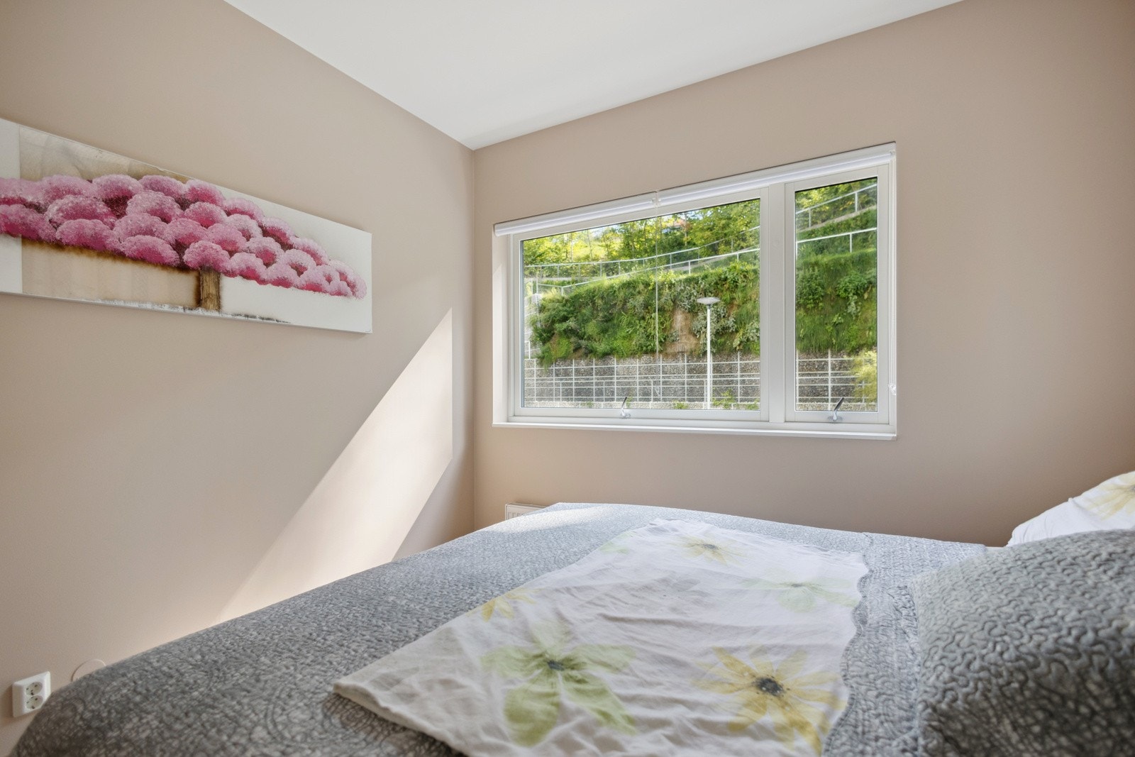 Hovedsoverommet er malt i delikate farger og har godt med naturlig lys. Galleribilde