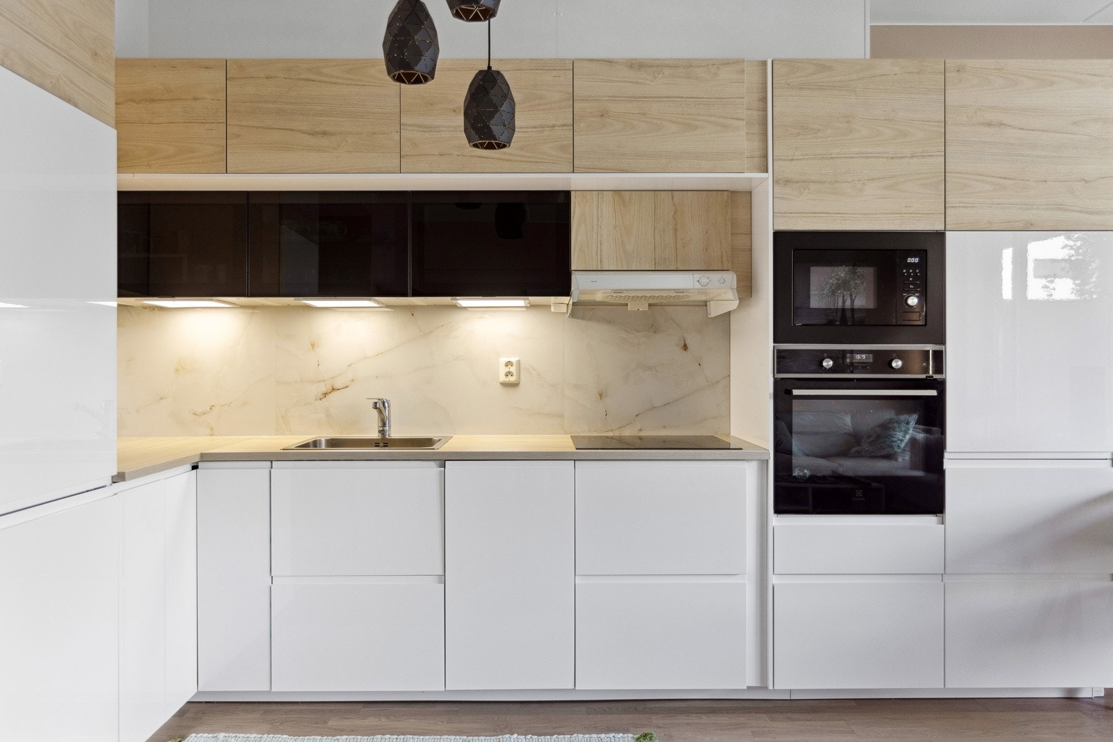 Nytt kjøkken fra 2022, med granittfliser over benkeplate, Integrerte hvitevarer, Electrolux stekeovn og platetopp. Alle hvitevarer på kjøkken medfølger. Galleribilde