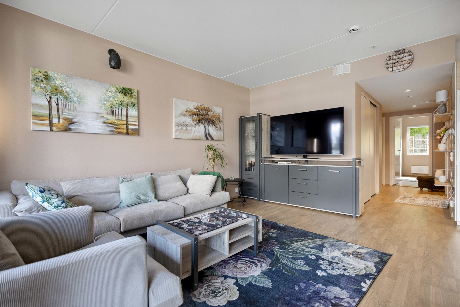 I stuen er det god plass til stor sittegruppe. Galleribilde