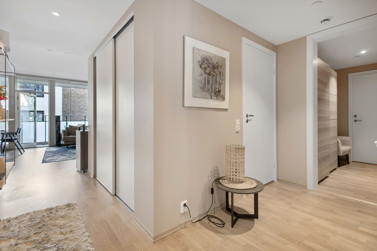 Lys og rosmlig mellomgang med praktisk innvendig bod,som kan innredes som et walk-in closet eller benyttes til oppbevaring. Galleribilde