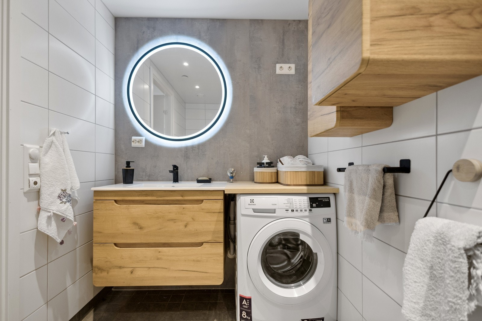 Treverket skaper en rolig og hyggelig atmosfære på badet. Galleribilde