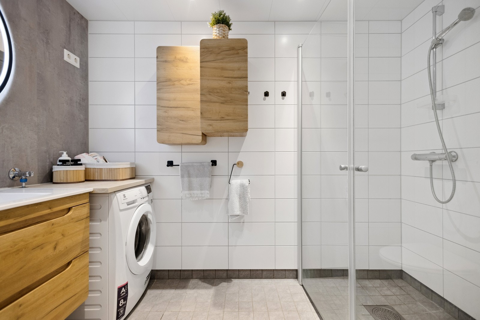 Delikat og renovert bad med ny skapinnredning og baderomsplate på vegg fra 2023. Galleribilde