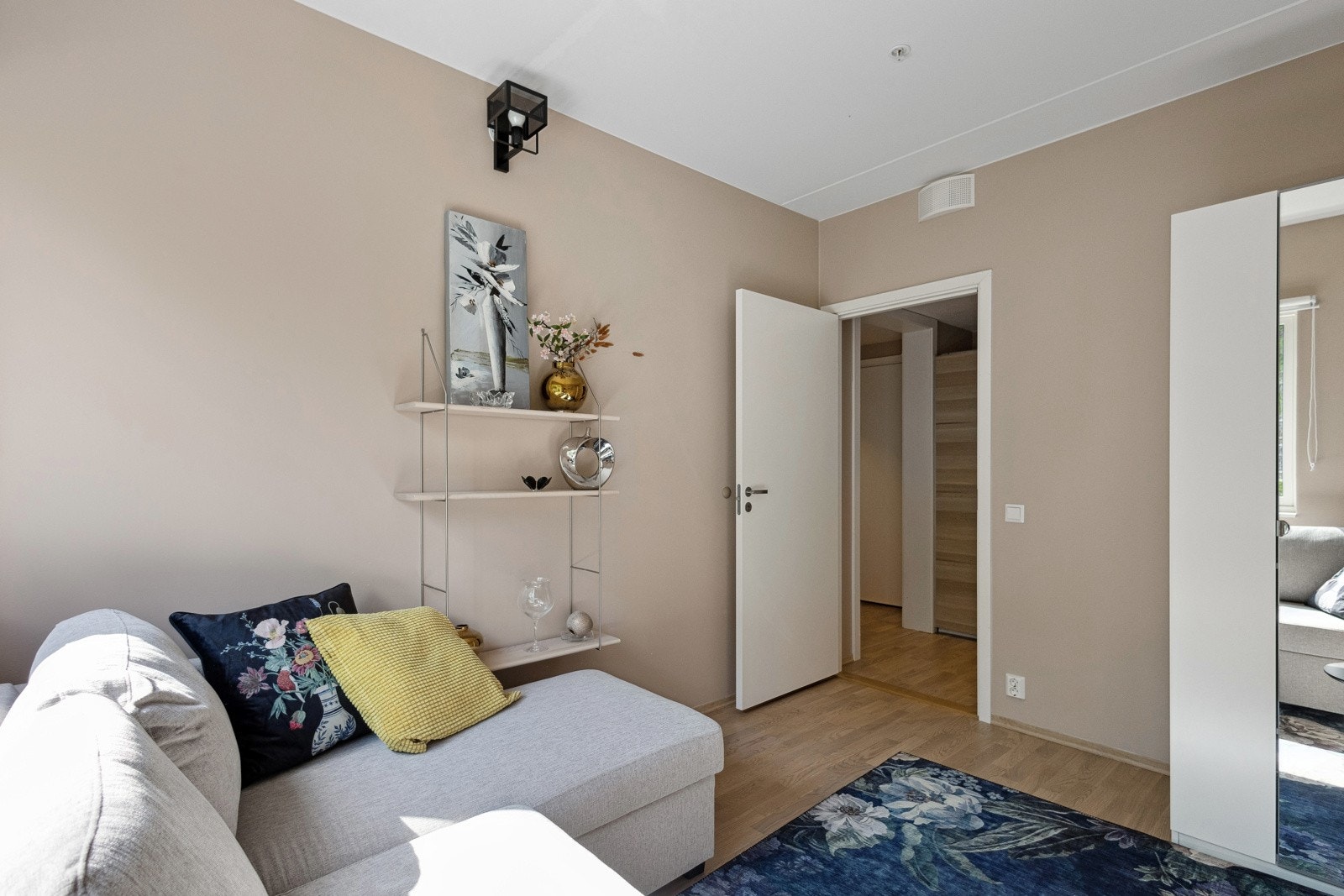 Soverom 2 - Her har du god plass til både seng og nattbord. Galleribilde