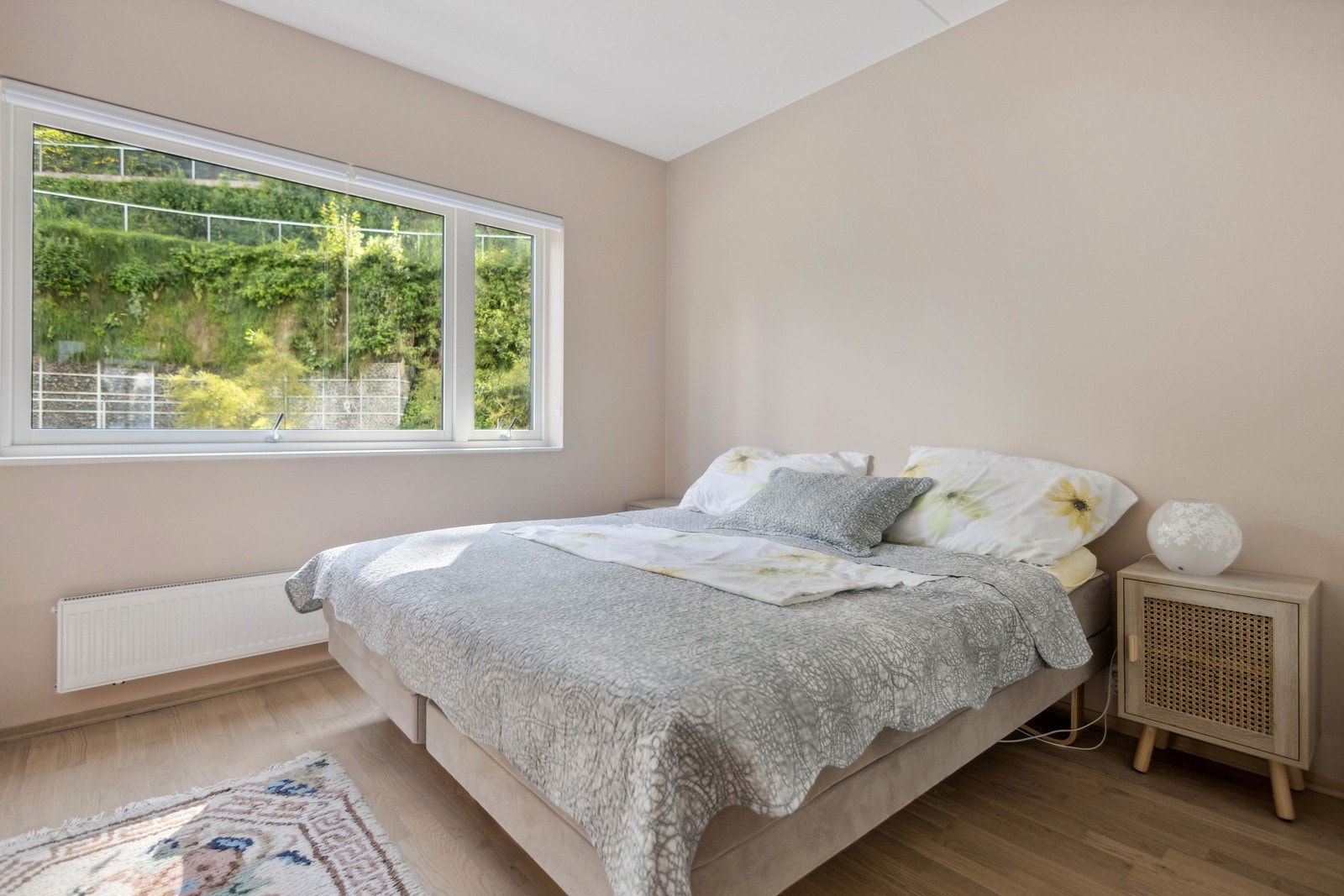 Hovedsoverom med god plass til dobbeltseng, nattbord og garderobeskap. Galleribilde