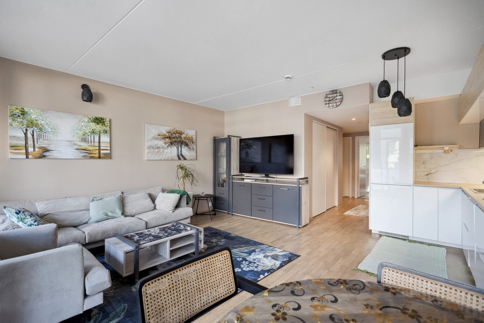 Velkommen inn i en hyggelig stue malt i delikate og rolige farger. Galleribilde