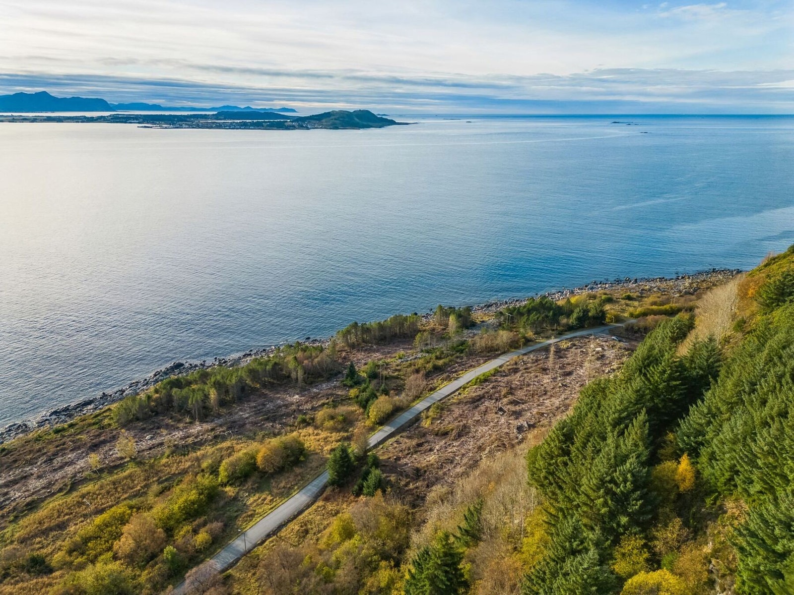 Stor tomt regulert til hyttebebyggelse, innregulert 6 hytter, beliggende på Farstad ved Rønstadvegen på Lepsøya i Ålesund kommune. Galleribilde