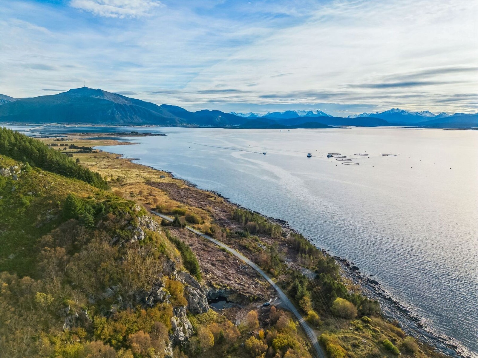 Tomten er sørvestvendt og har gode sol- og utsiktsforhold. Galleribilde