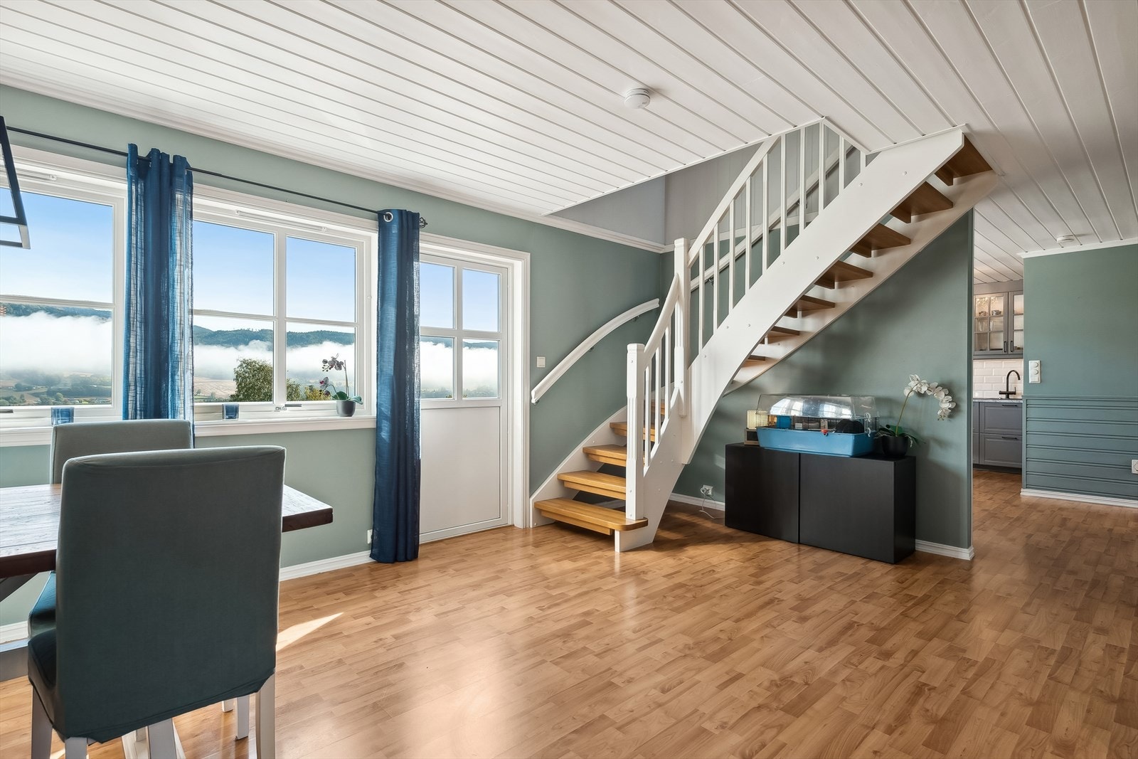 Fra spisestuen er det utgang til denne etasjens balkong Galleribilde