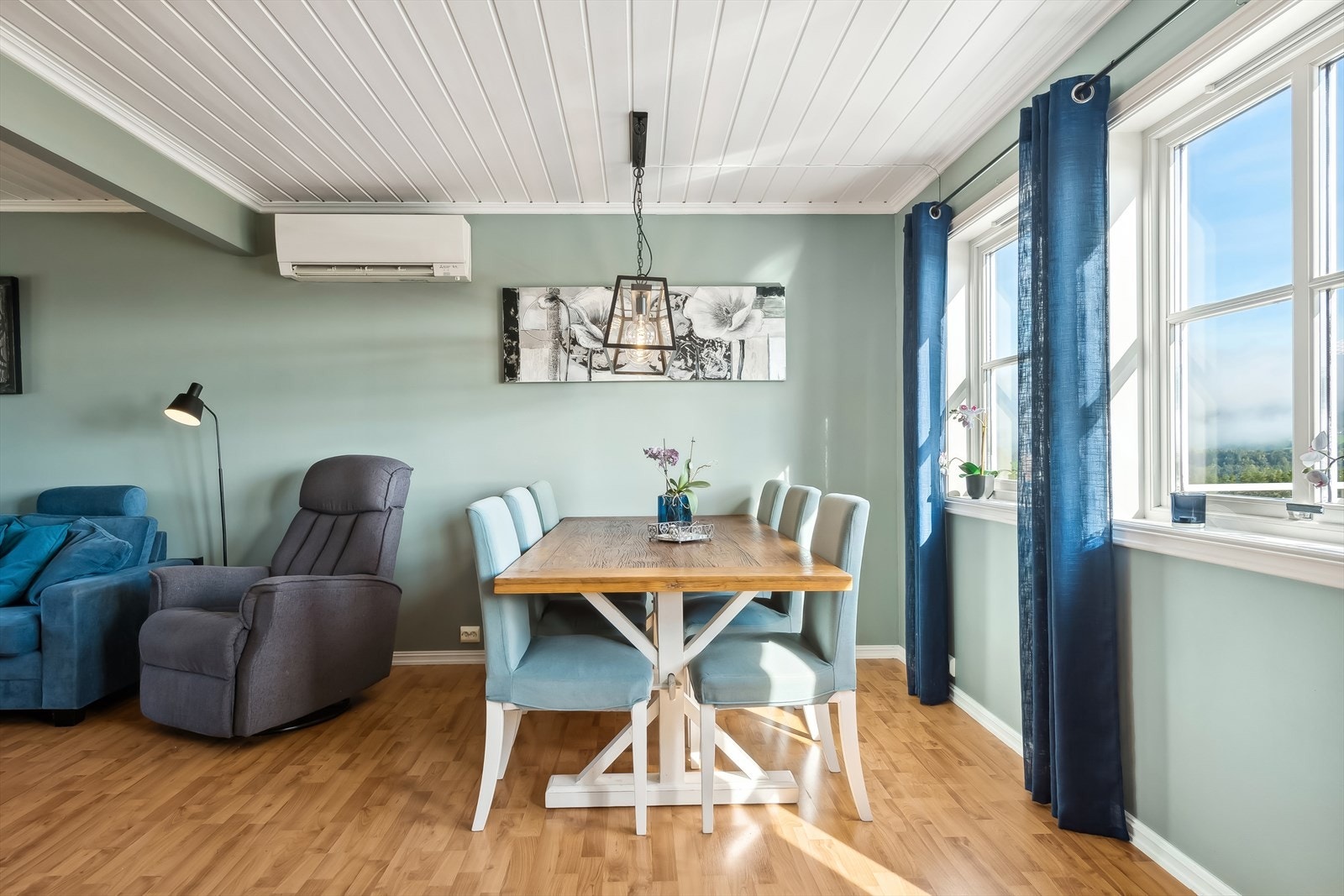 I spisestuen er det plass til et spisebord som kan romme hele familien Galleribilde