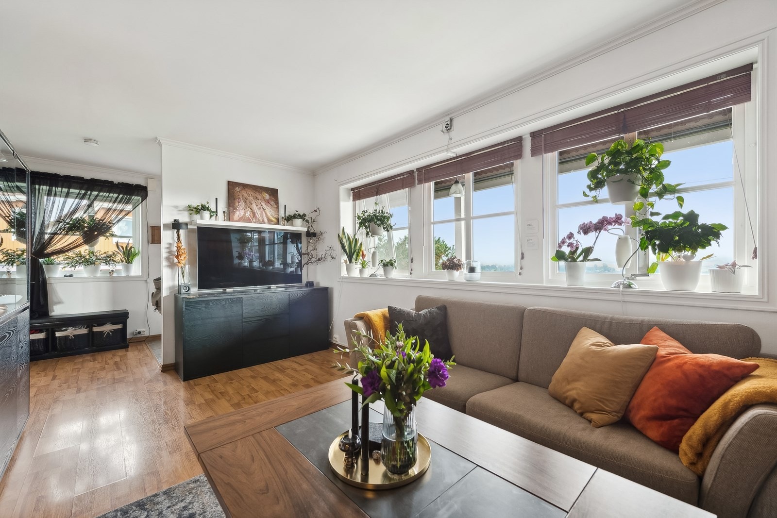 I underetasjen finner du en utleiedel som idag er utleid på tidsubestemt kontrakt. Stuen har plass til sofa, sofabord og tv-møbel Galleribilde