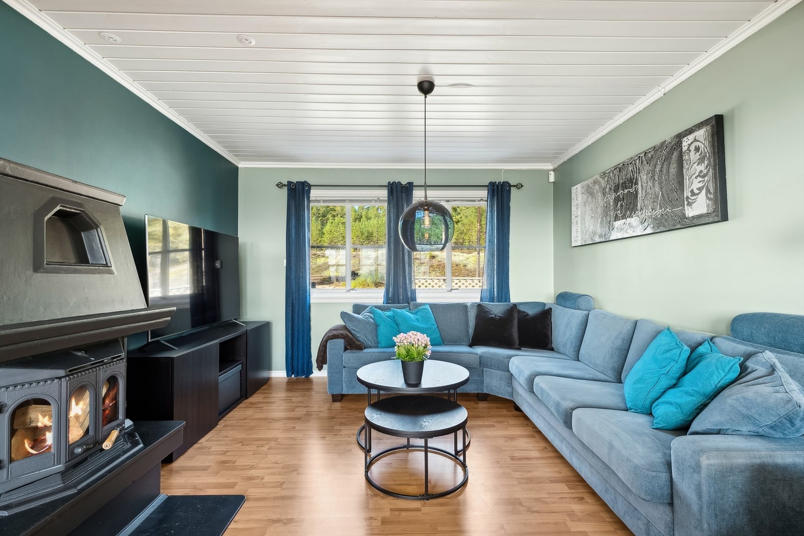 Stuen er romslig, med plass til en sofagruppe eller hjørnesofa med et sofabord Galleribilde