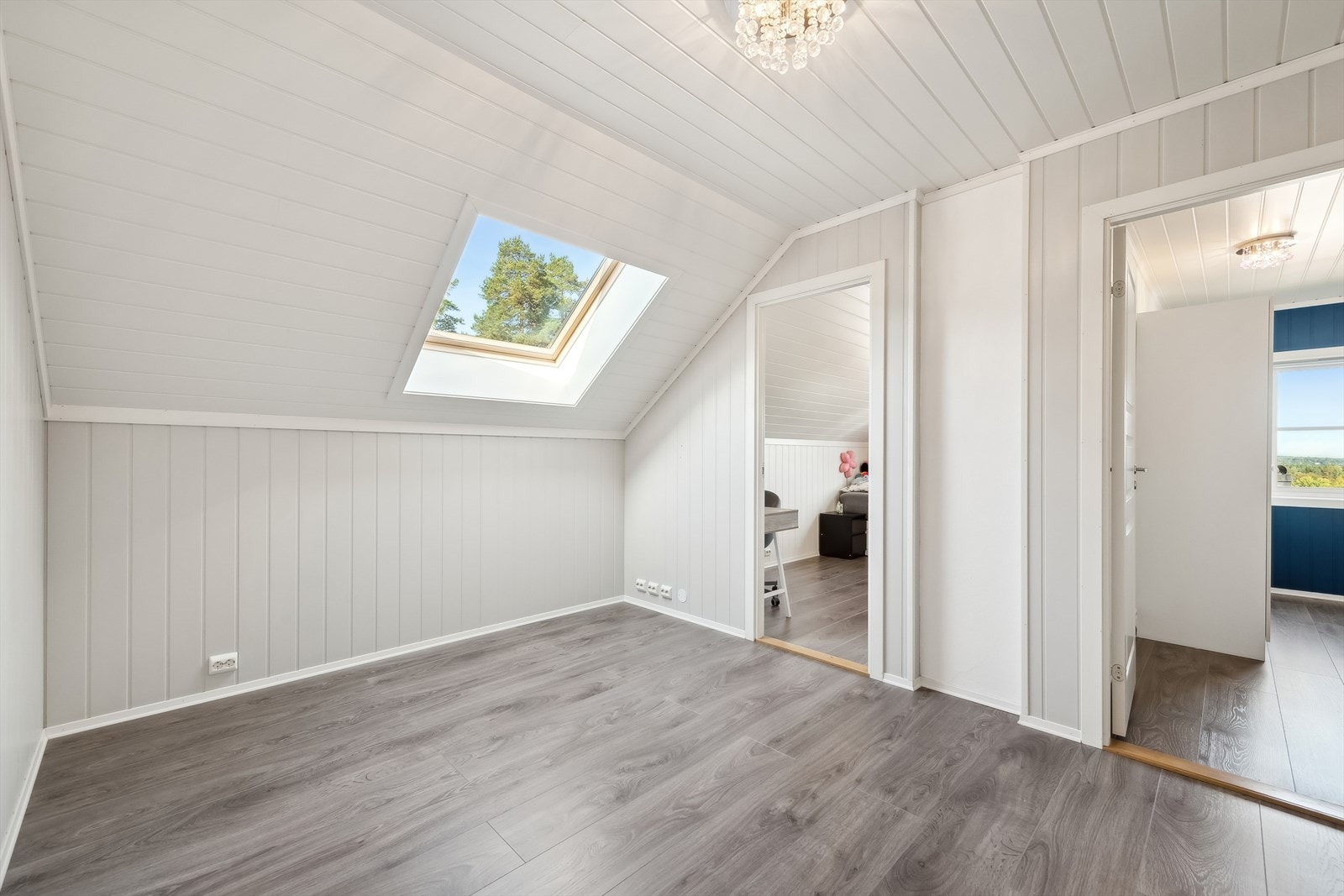 Det er plass til en sofa, sofabord og et tv-møbel Galleribilde