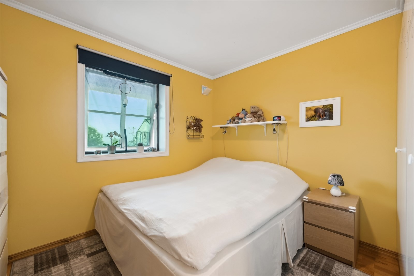 På hovedsoverommet er det plass til en seng, og oppbevaringsplass i skap Galleribilde