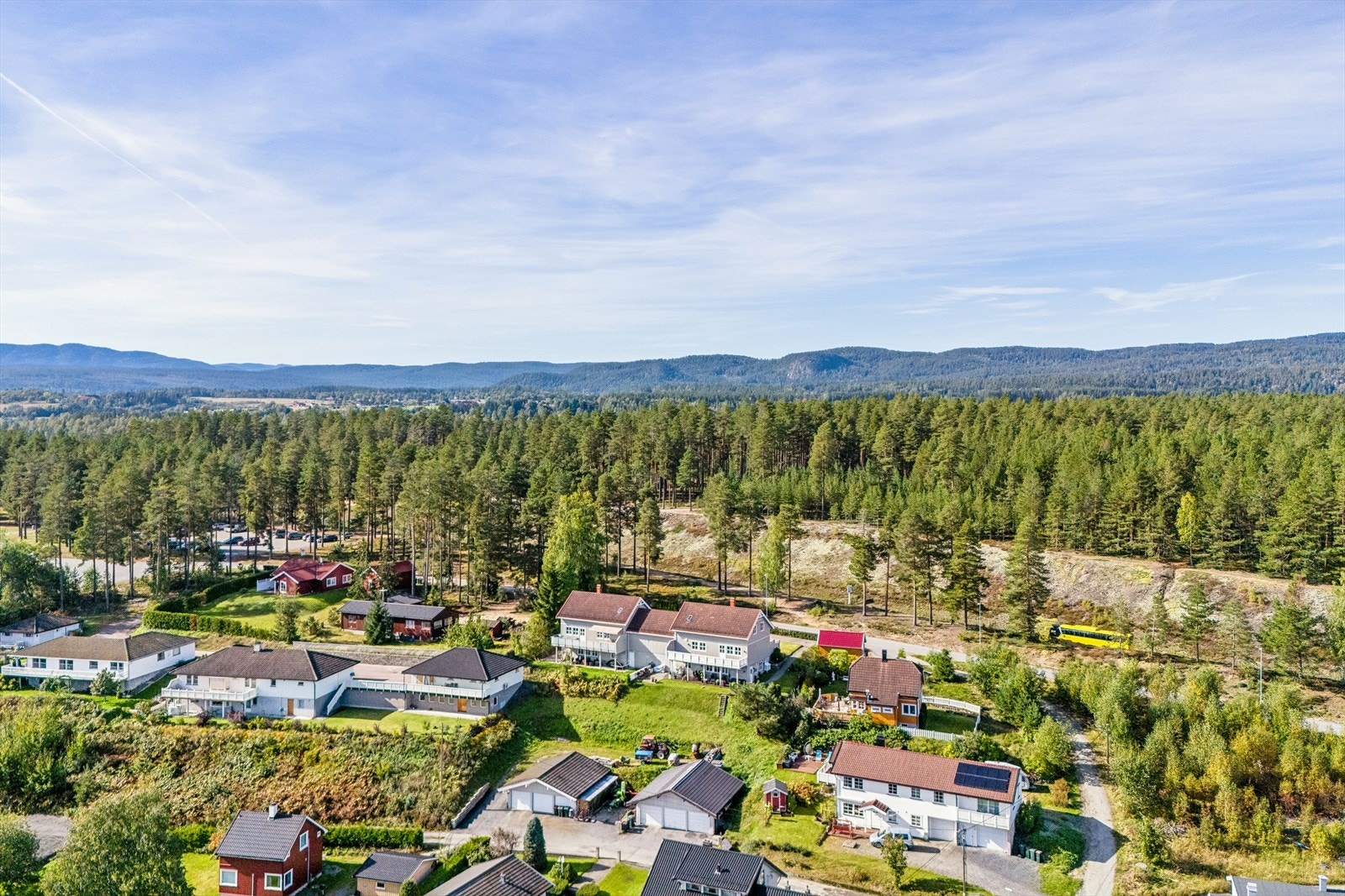 Umiddelbar nærhet til marka, idrettsanlegg og svømmehall. Kort vei til bhg, skoler og butikker. Galleribilde