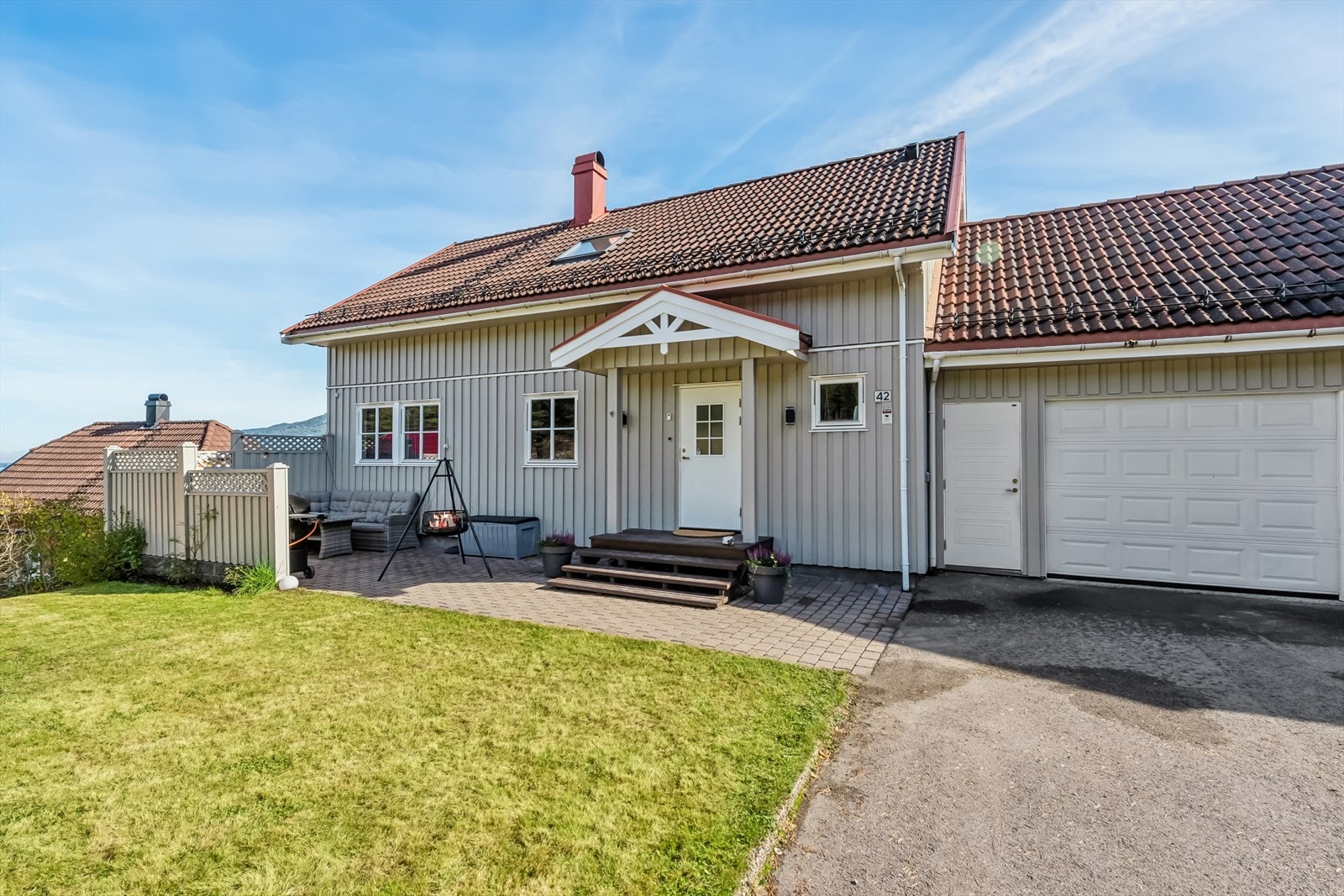 Solrik tomt og koselig hage. Galleribilde