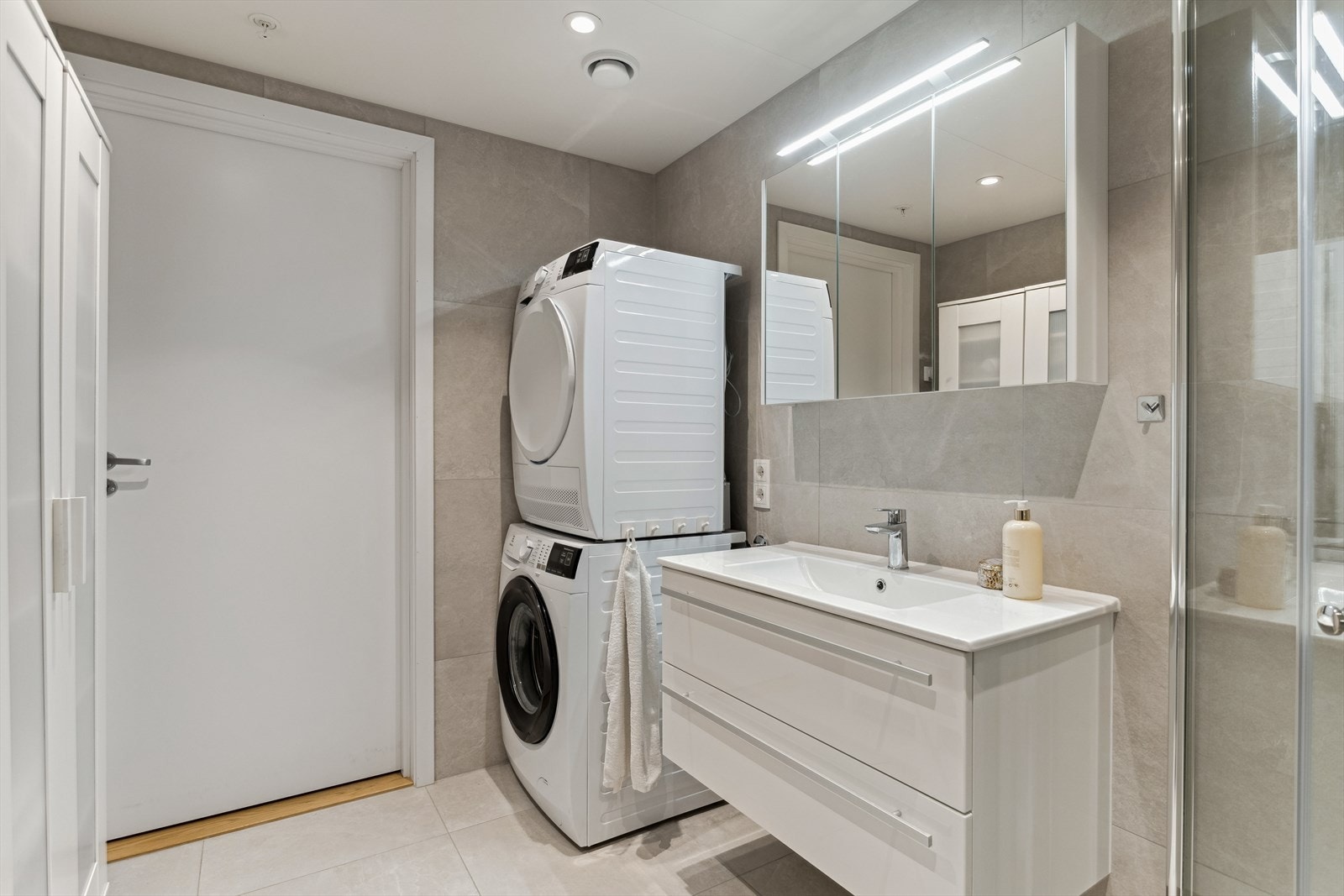 På badet er det vegghengt toalett, servant i skuffeseksjon og et speilskap med integrert belysning. Det er også opplegg for vaskemaskin. Galleribilde