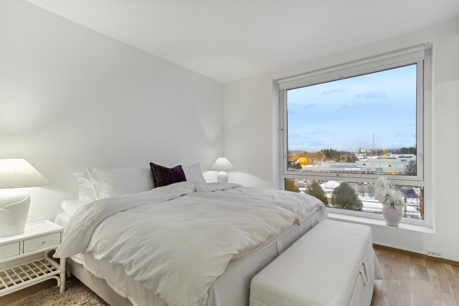 Hovedsoverommet har plass til dobbeltseng, nattbord og garderobeløsning Galleribilde