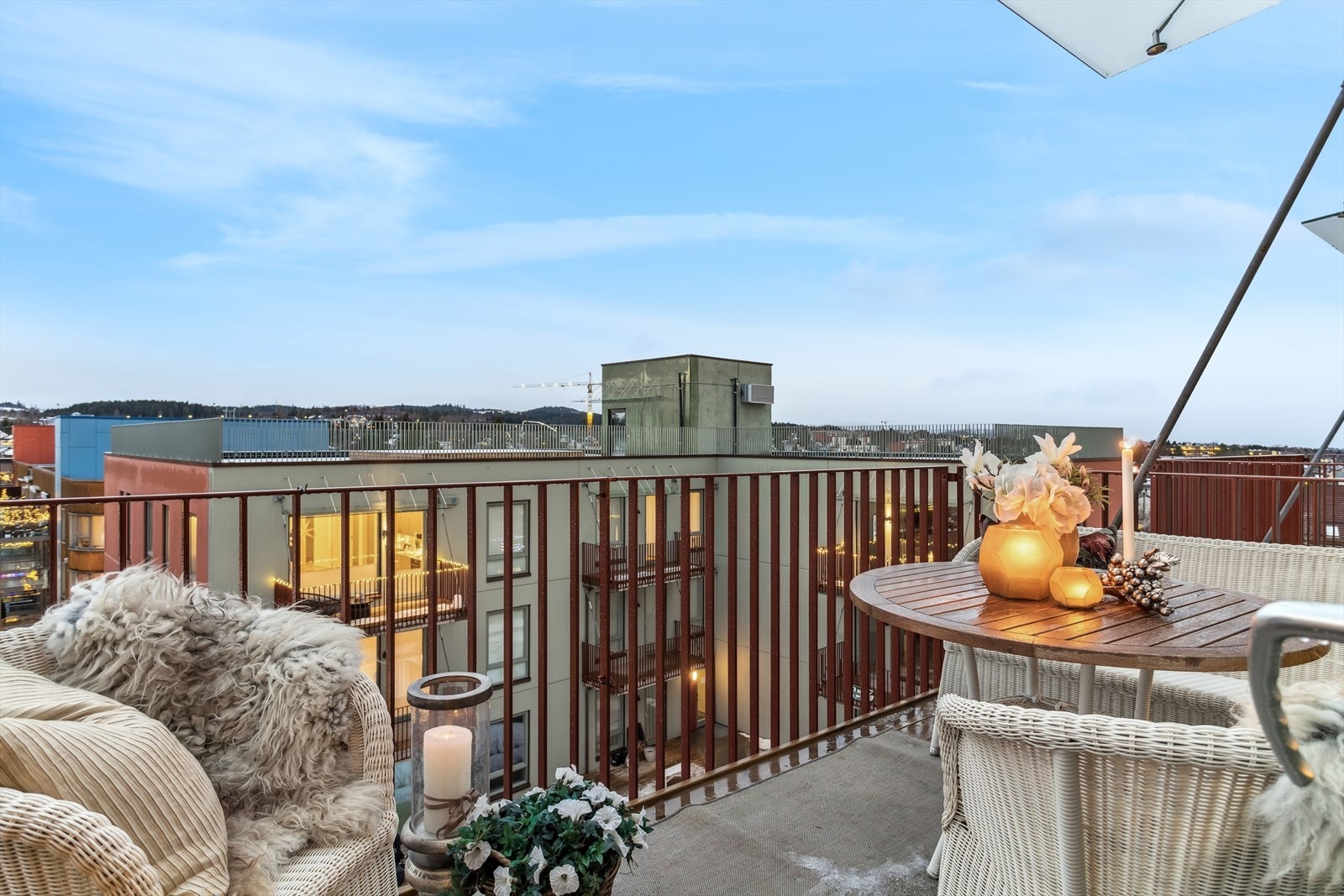 Balkongen har plass til ulike sittegrupper. Det er montert belysning og strømuttak, samt takoverbygg. Galleribilde