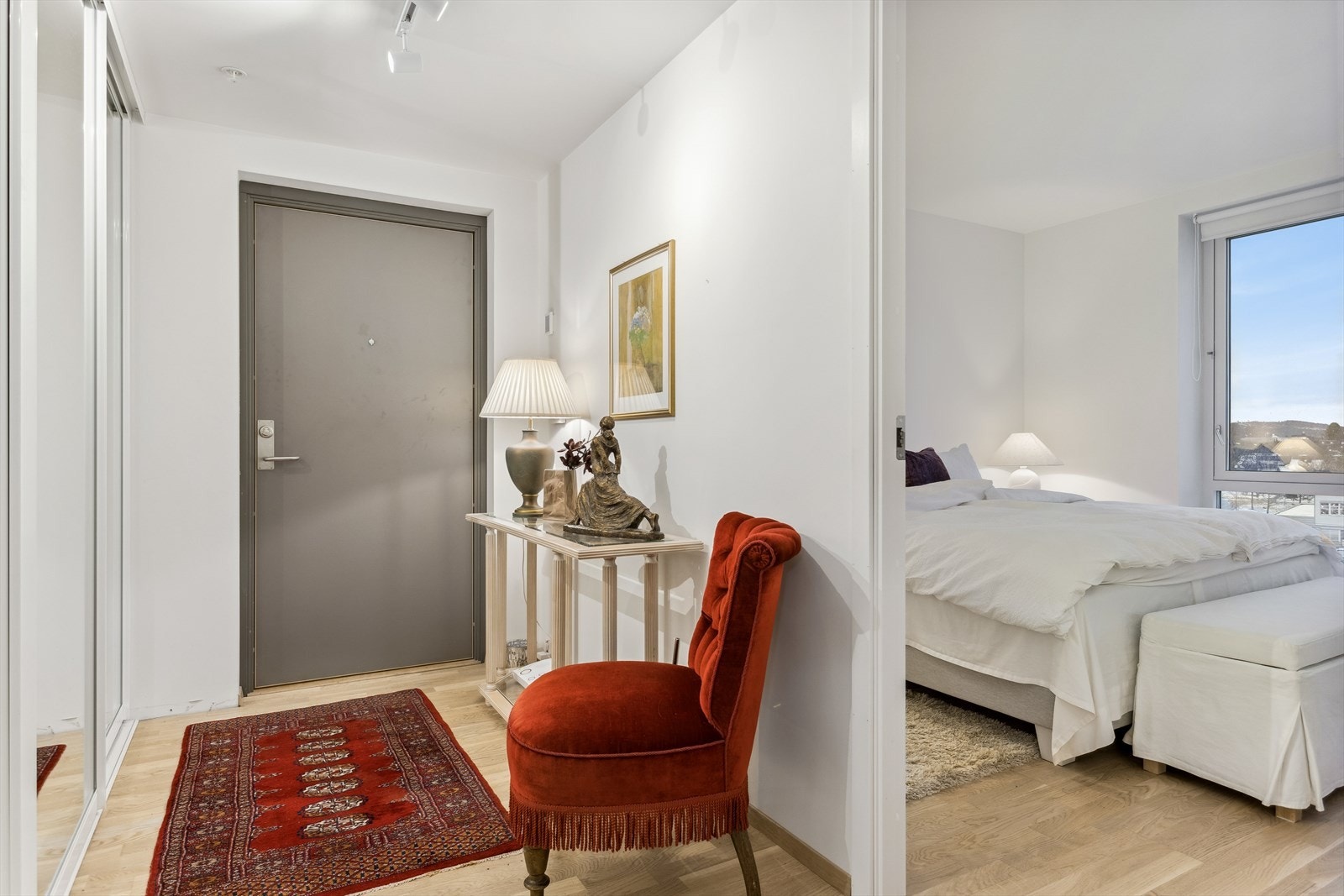 Entreen er praktisk utformet med god plass til garderobeskap eller knagger. Galleribilde