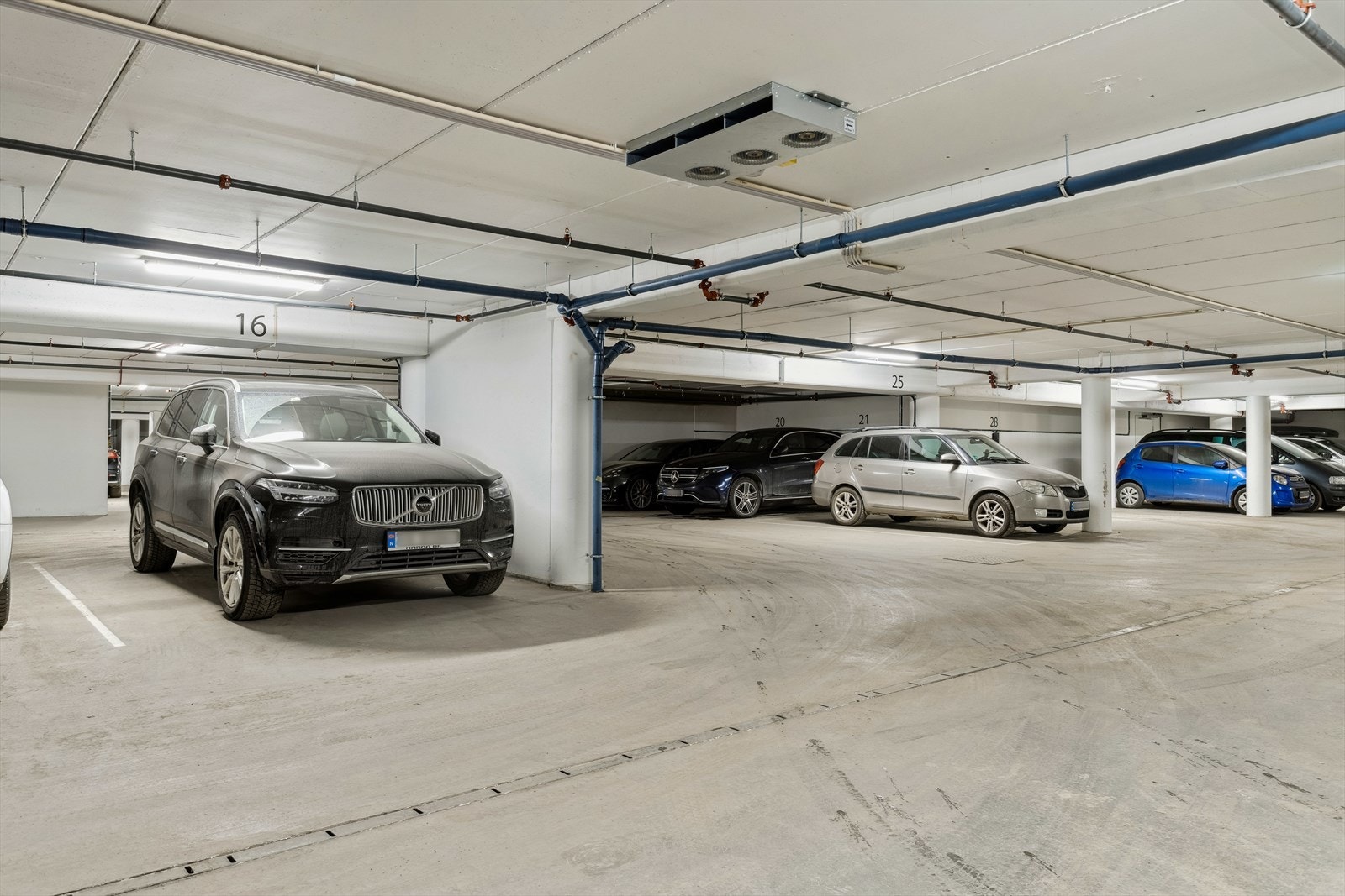 Parkeringsplass i felles p-kjeller. Galleribilde