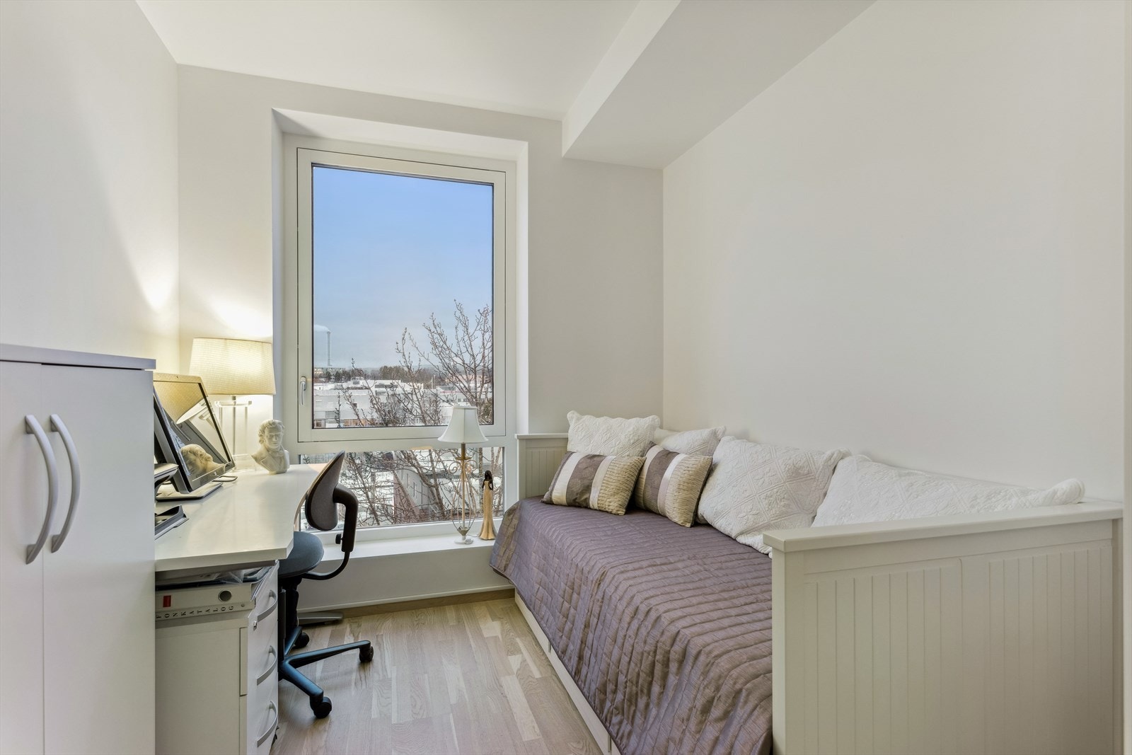 Det andre soverommet passer perfekt som barnerom, gjesterom eller hjemmekontor. Galleribilde