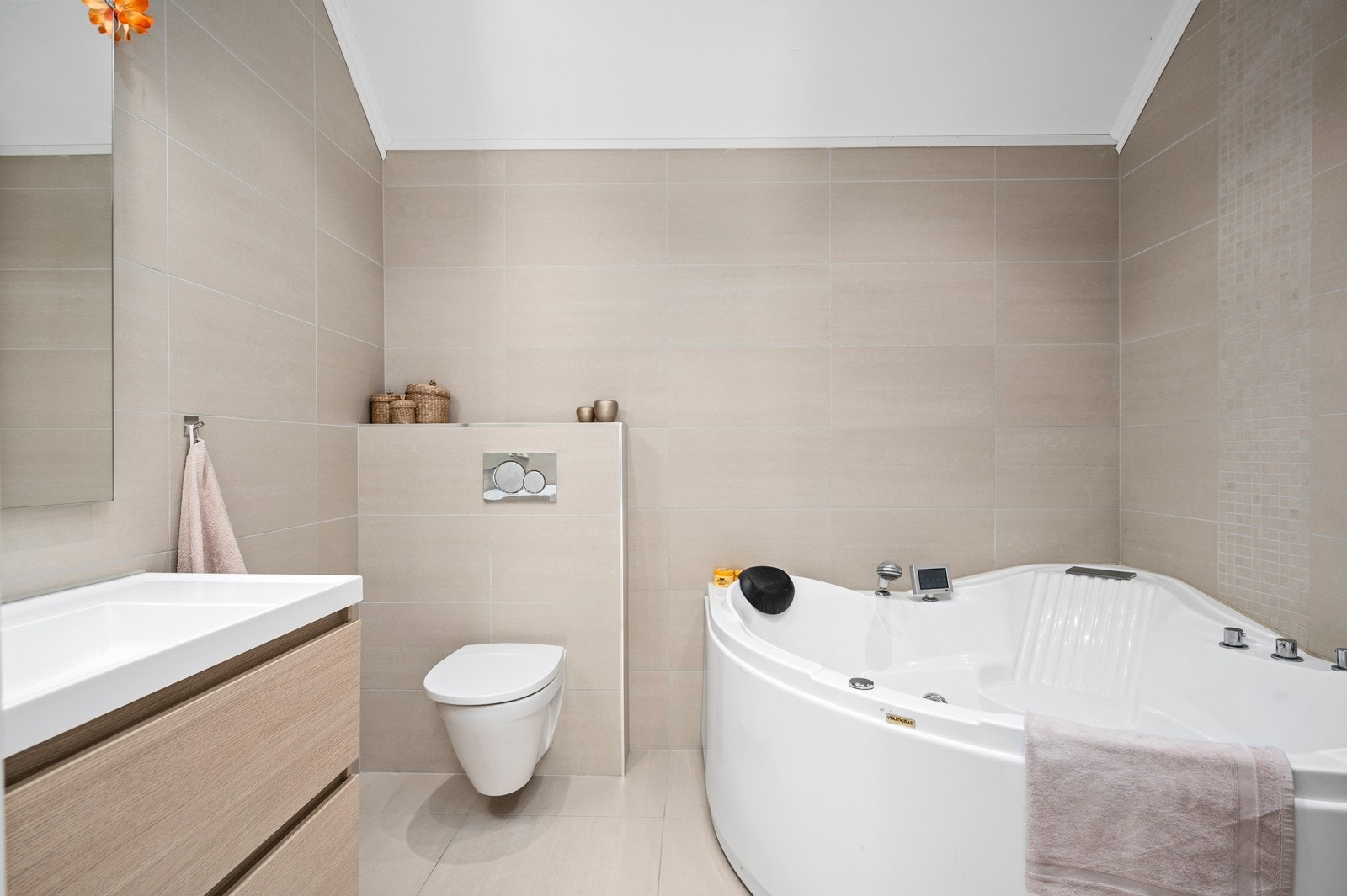 Badet har hjørneboblebadekar med hånddusj Galleribilde