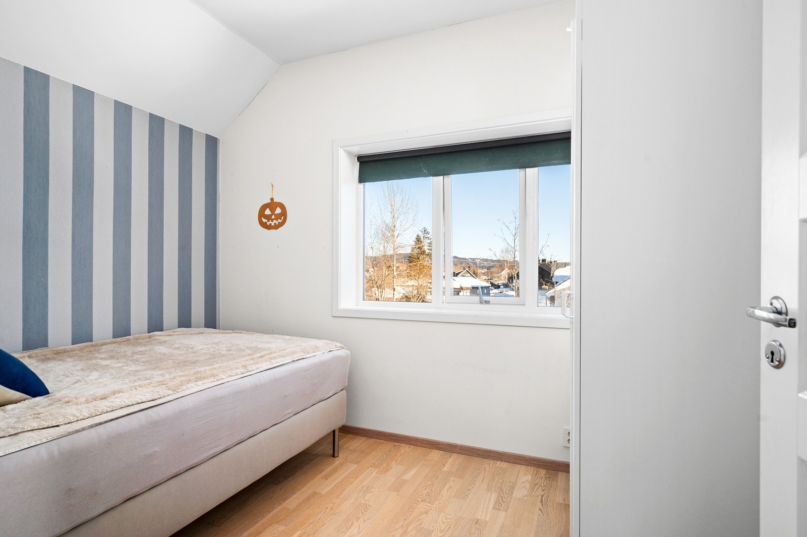 Soverom 3 med laminat på gulv, tapet samt malte vegger og malt himling Galleribilde