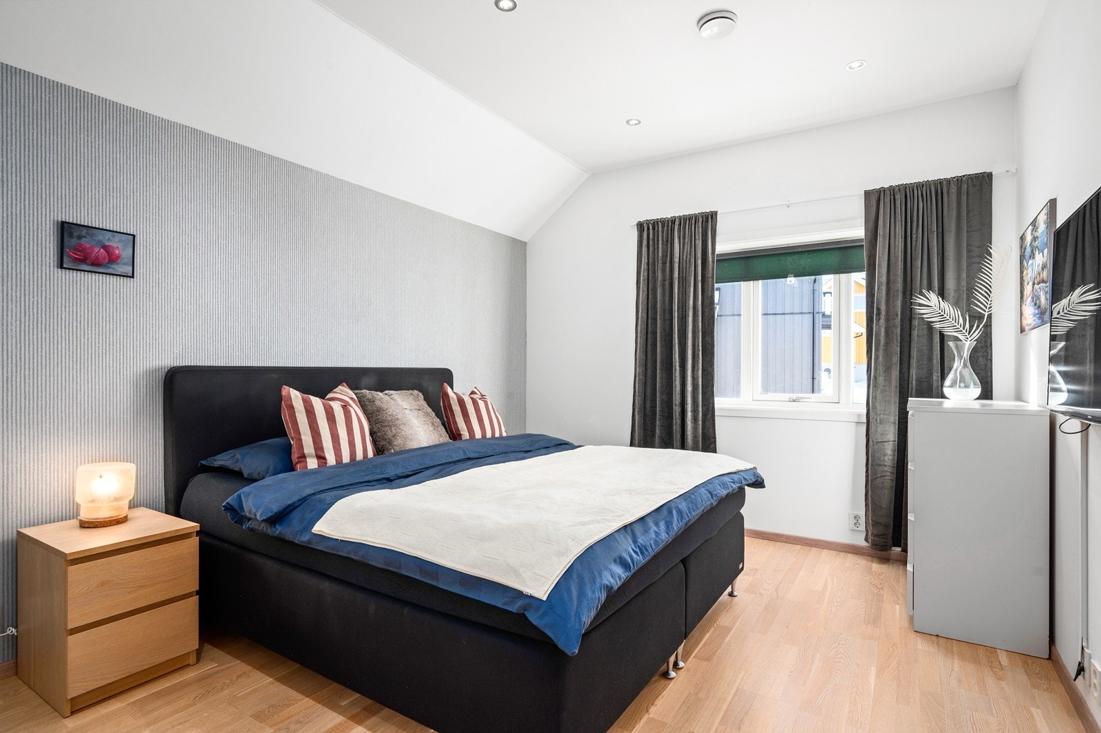 Soverom 1 med laminat på gulv, tapet samt malte vegger og malt himling Galleribilde