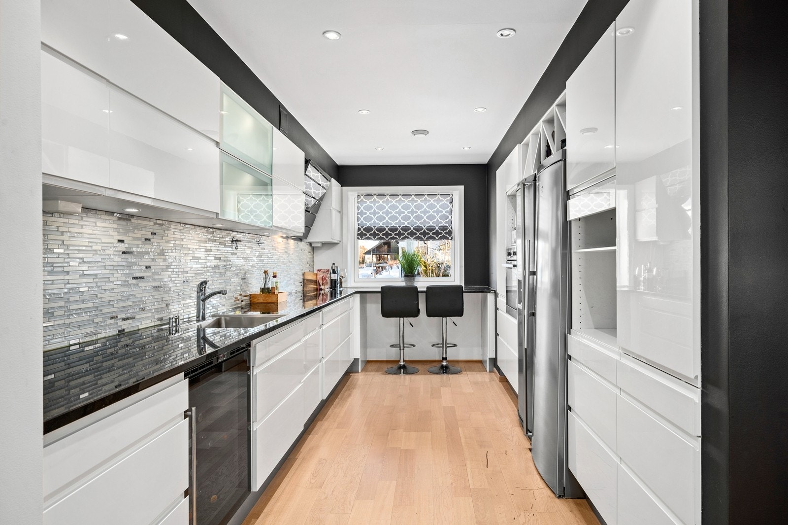 Pen Aubo kjøkkeninnredning i høyglans med delvis integrerte hvitevarer Galleribilde