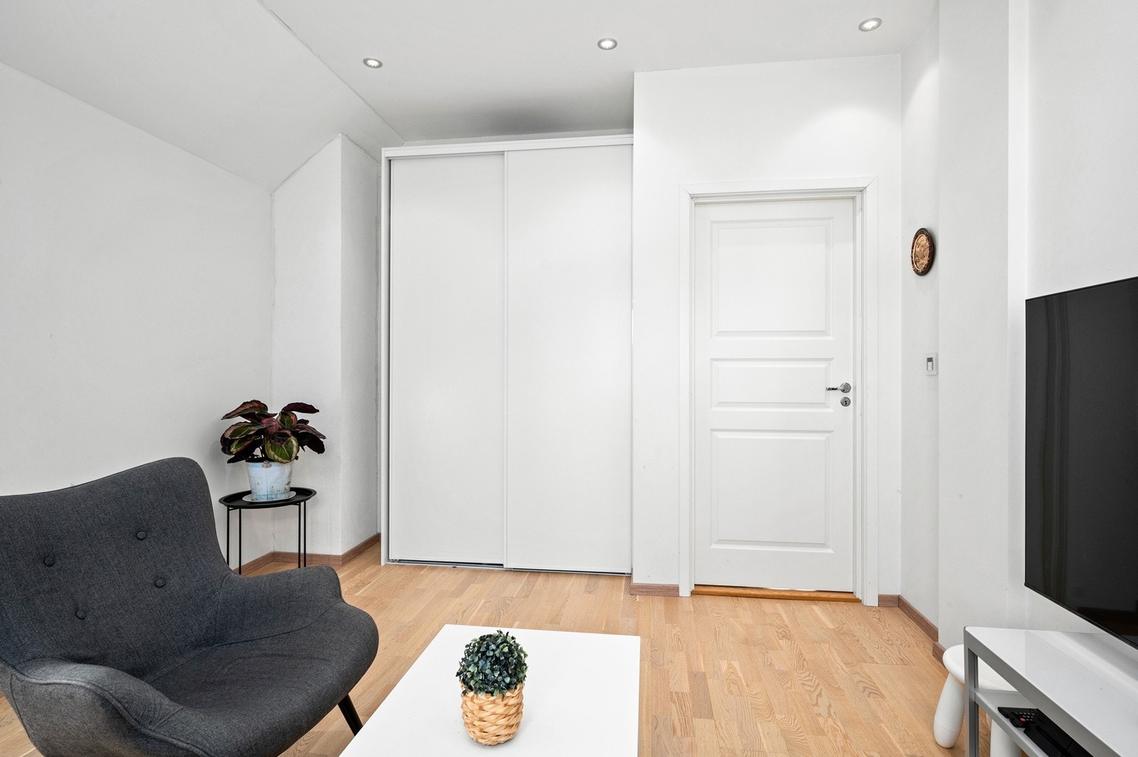 Loftstue med skyvedørsgarderobe i hvit og glatt utførelse Galleribilde