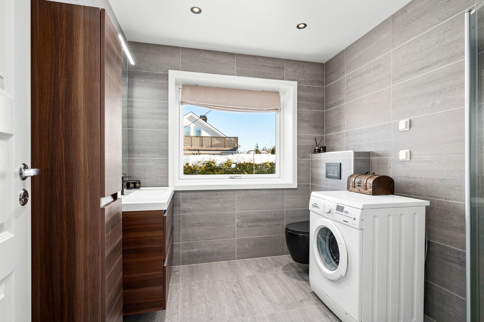 Flott bad i 1. etasje med downlights i tak og varmekabler i gulv Galleribilde