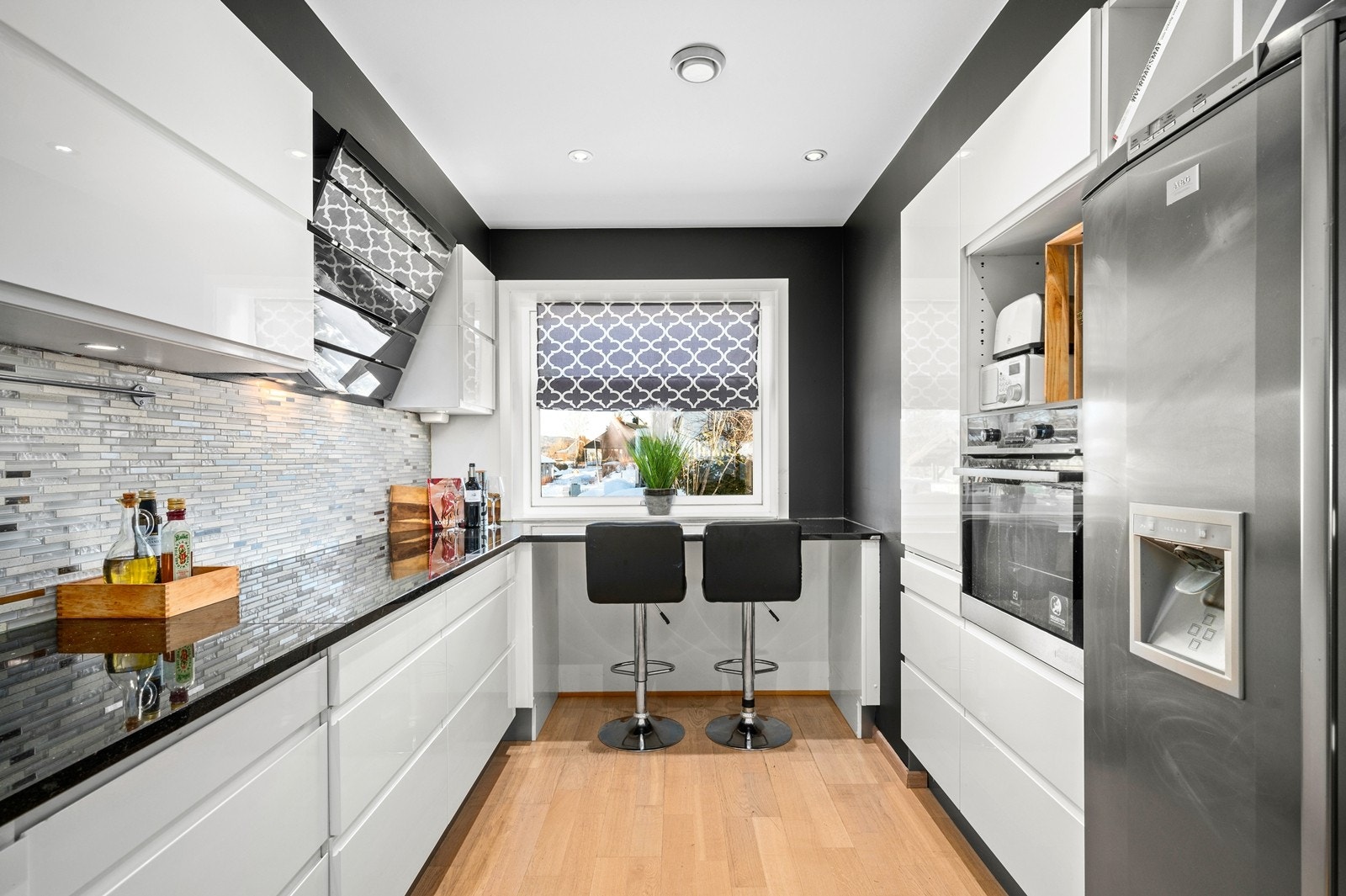 Godt med skap- og skuffplass i tillegg er kjøkkenet utført med smarte løsninger Galleribilde