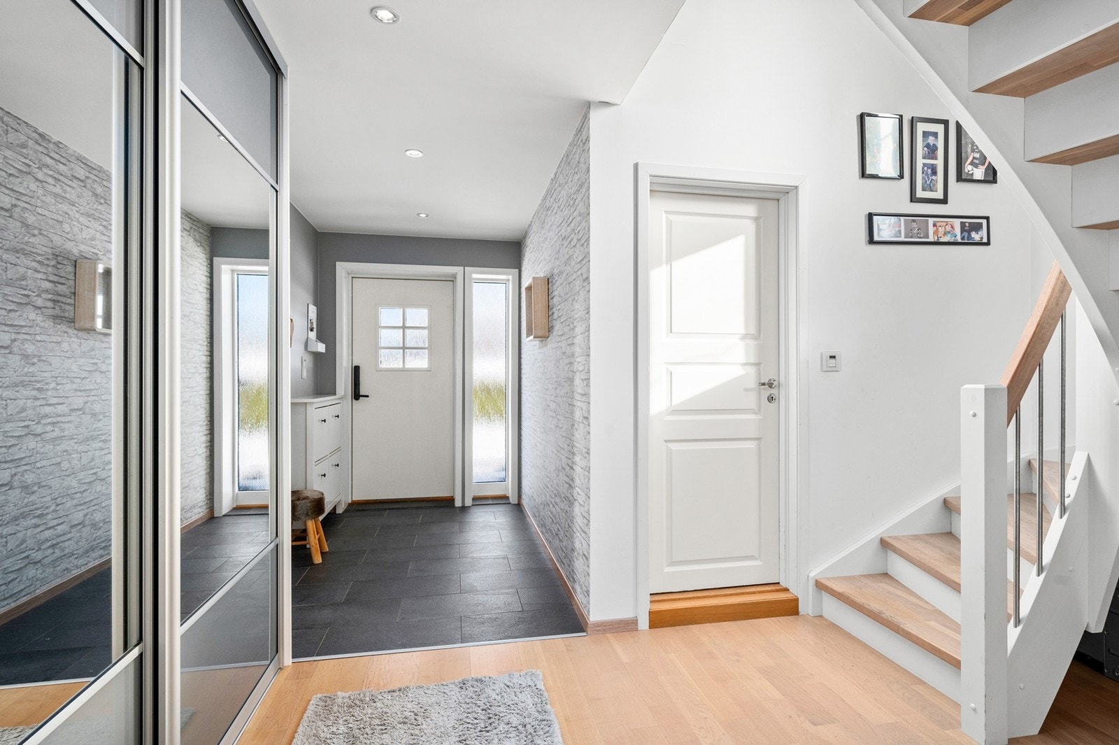 Gang med skyvedørsgarderobe som har speilfronter Galleribilde