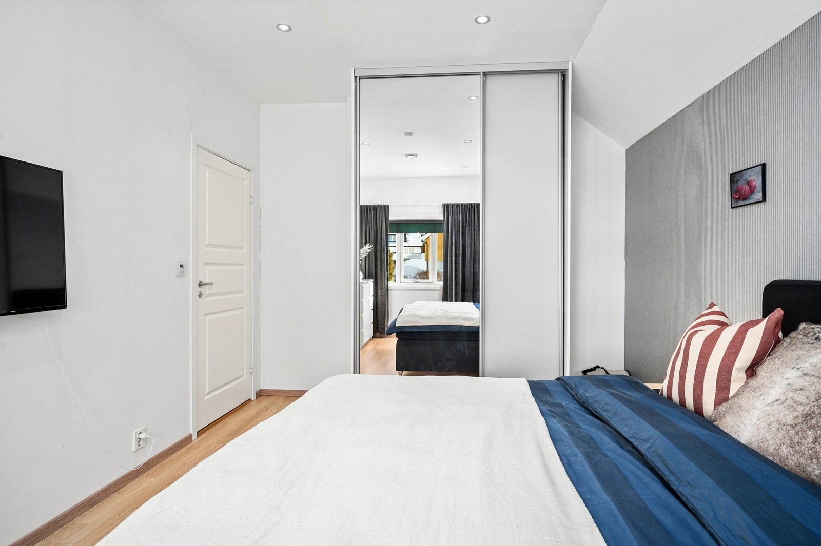 Soverom 1 med skyvedørsgarderobe i hvit og glatt utførelse samt speilfront Galleribilde