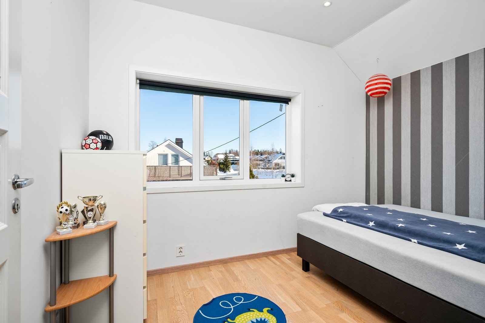 Soverom 2 med laminat på gulv, tapet samt malte vegger og malt himling Galleribilde